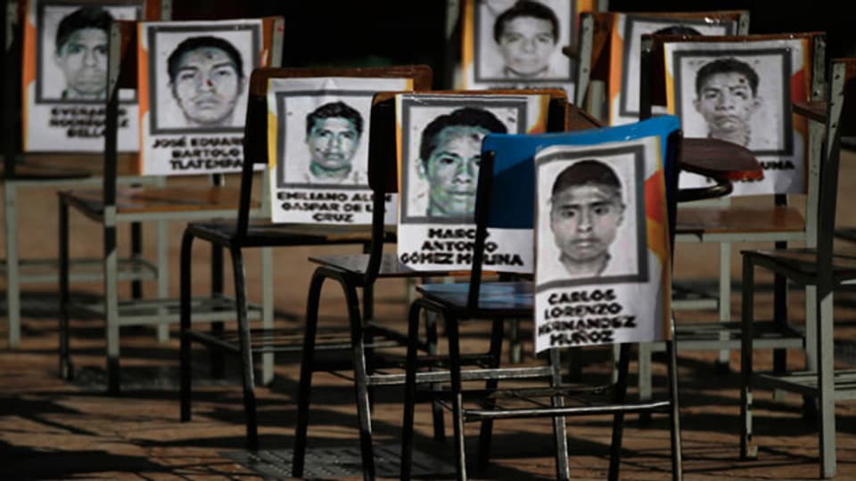 Der Fall Ayotzinapa zeigt Missstände bei Mexikos Polizei und Justiz besonders deutlich. Nach einer Polizeikontrolle verschwinden über 40 Lehramtskandidaten spurlos. Für die offizielle Version der Staatsanwaltschaft, Verbrecher hätten sie entführt und anschliessend verbrannt, gibt es kaum Beweise.