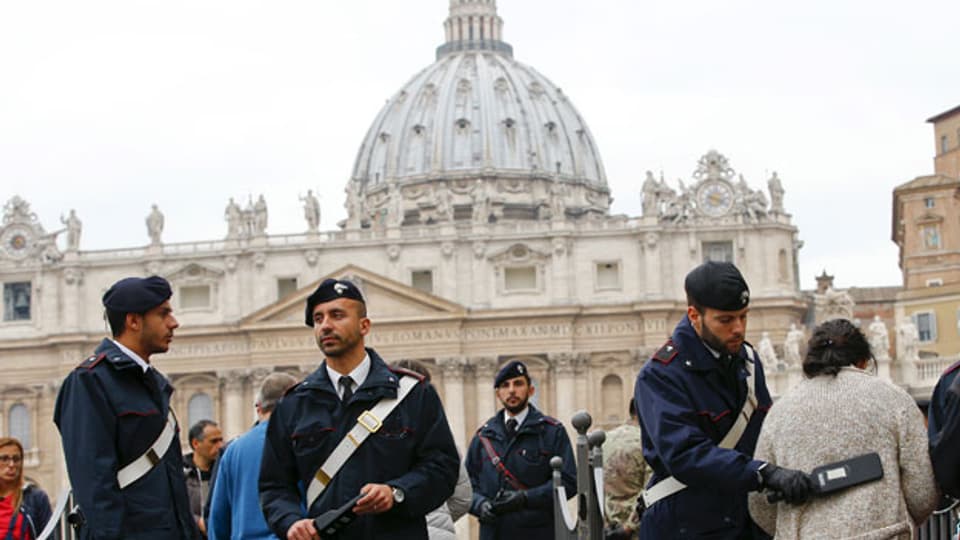 Viele italienische Staatsangestellte schwänzen die Arbeit. Carabinieri vor dem Petersdom in Rom.