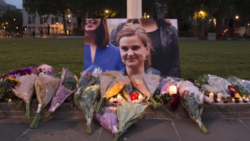 Blumen und Kerzen - Britinnen und Briten sind schockiert über die Ermordung von Jo Cox.