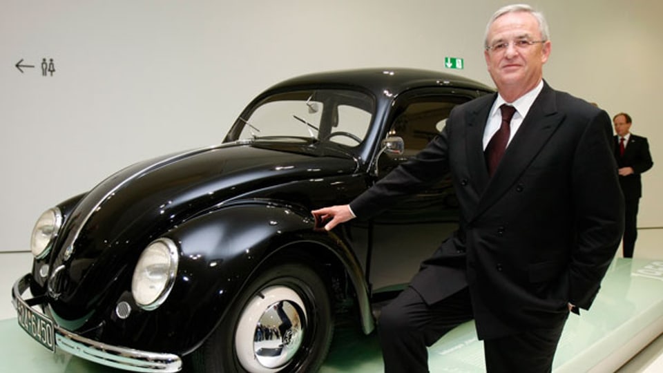 Martin Winterkorn, ehemaliger CEO von Volkswagen AG, posiert vor einem VW-Käfer Jahrgang 1950 bei der Einweihung des neuen Porschemuseum in Stuttgart. Archivbild.