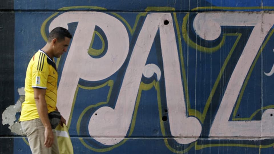 Ein Mann vor einer Wand mit der Aufschrift «Frieden» in Cali, Kolumbien, am 22. Juni 2016.