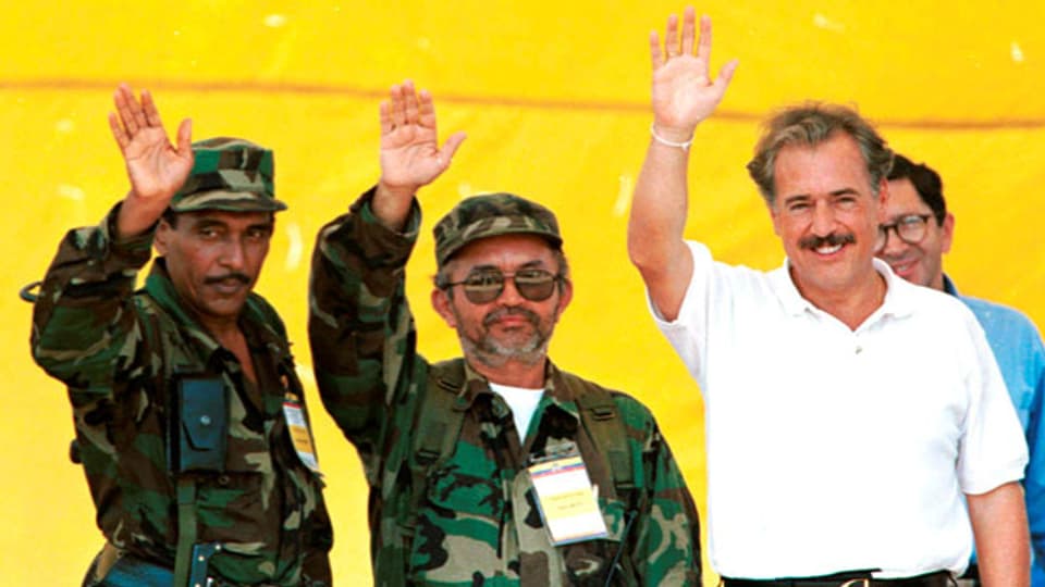 Kolumbiens Präsident Andres Pastrana (rechts) mit den Friedensvermittlern für die FARC-Rebellen, Raul Reyes (Mitte) und Joaquin Gomez.