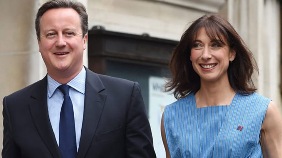 Premier David Cameron und seine Frau Samantha beim Verlassen des Stimmlokals.