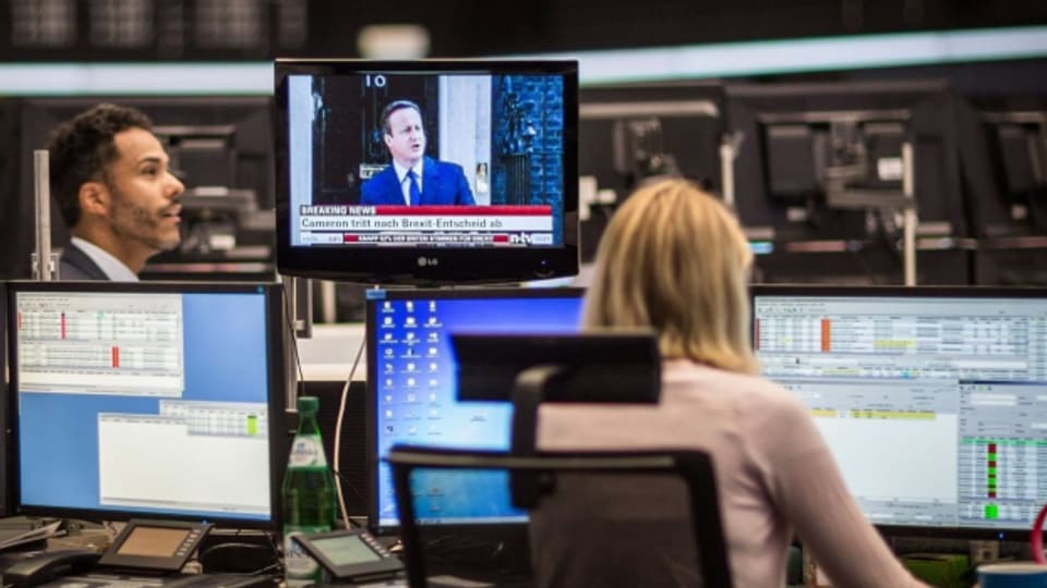 Mitarbeiter der Frankurter Börse verfolgen den Brexit-Entscheid am Fernsehen.