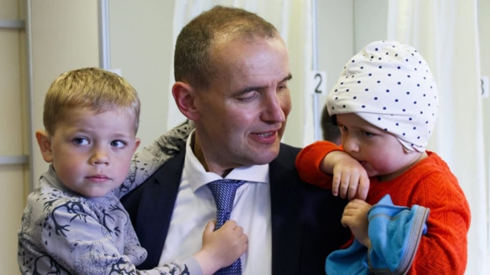 Gudni Johannesson an der Urne zur Präsidentenwahl mit zwei seiner Kinder in Reykjavik.