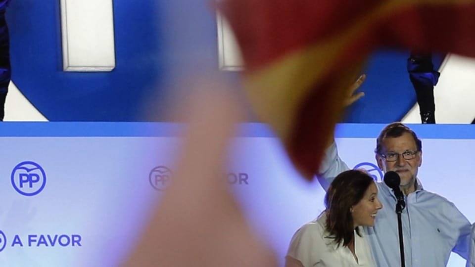 Es bleibt fast alles wie gehabt. Das ist der erste Eindruck nach den vorgezogenen Neuwahlen in Spanien. Die Volkspartei von Ministerpräsident Mariano Rajoy gewinnt, hat aber weiterhin keine klare Mehrheit im Parlament.