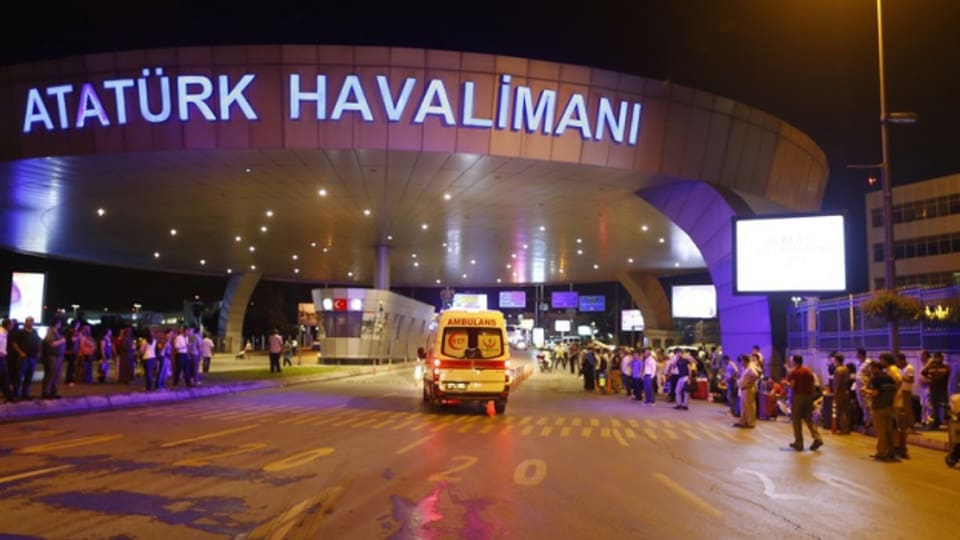 Der mutmassliche Selbstmordanschlag im Flughafen Atatürk in Istanbul hat Todesopfer gefordert.