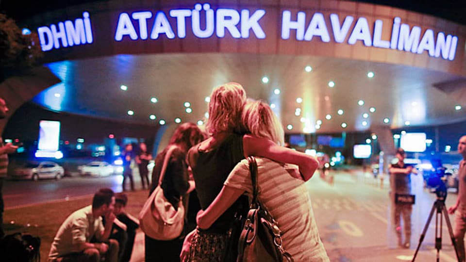 Nach dem Attentat: Flugpassagiere auf dem Flughafen Atatürk.