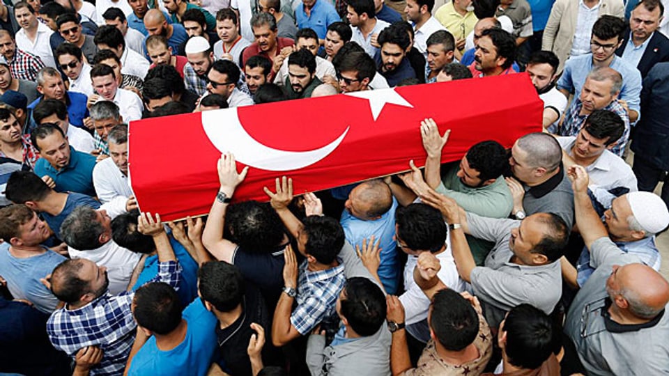 Die Strategie des IS scheint glasklar: «Wir befinden uns im Krieg mit der Türkei», heißt es in einem Mailaustausch zwischen einem syrischen und einem türkischen Terroristen. Bild: Beisetzung eines der Opfer des Attentats auf den Istanbuler Flughafen.