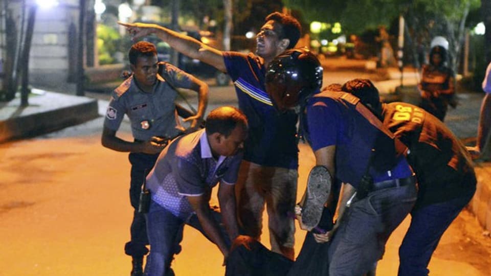 Verletzte werden während der Erstürmung des belagerten Restaurants geborgen