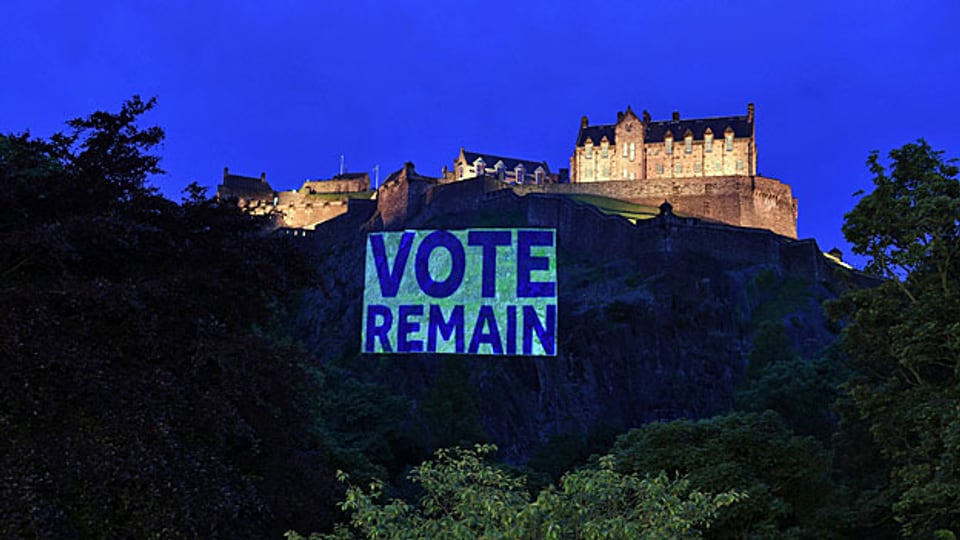 «Vote Remain» steht auf einem riesengrossen Transparent interhalb von Edingburg Castle.