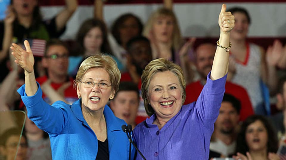 «Stronger together»? Noch ist offen, wer bei den Demokraten das Vizepräsidium übernehmen könnte. Bild: US-Senatorin Elizabeth Warren und die demokratische Präsidentschaftskandidatin Hillary Clinton.