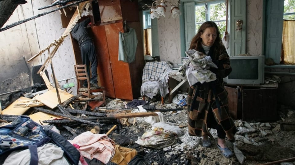 Ein Paar in seinem zerstörten Haus in Donezk - das Leben ist aber etwas besser geworden (9. Juni 2016).