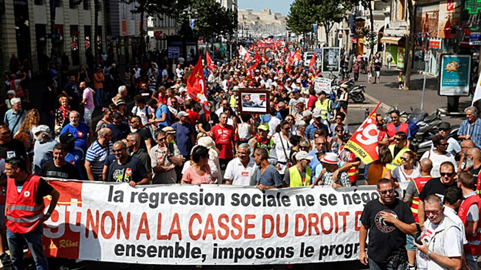 Gewerkschafterinnen und Gewerkschafter protestieren am 5. Juli in Marseille gegen die Arbeitsmarktreform.