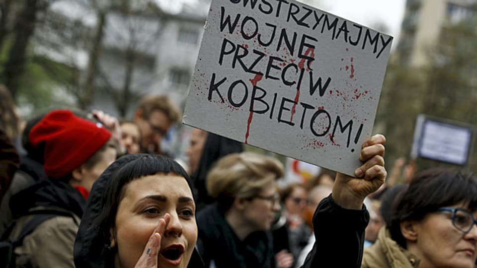 «Beenden wir den Krieg gegen die Frauen» steht in polnischer Sprache auf dem Plakat einer jungen Demonstrantin in Warschau.