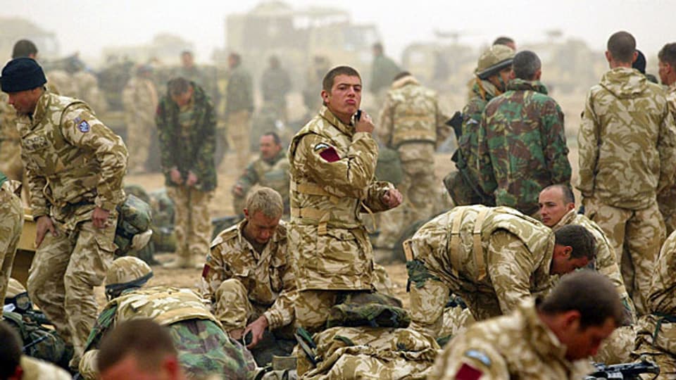 Angehörige eines britischen Fallschirmtruppenregiments machen sich im März 2003 für einen Einsatz im Süden Iraks bereit.Süden Iraks
