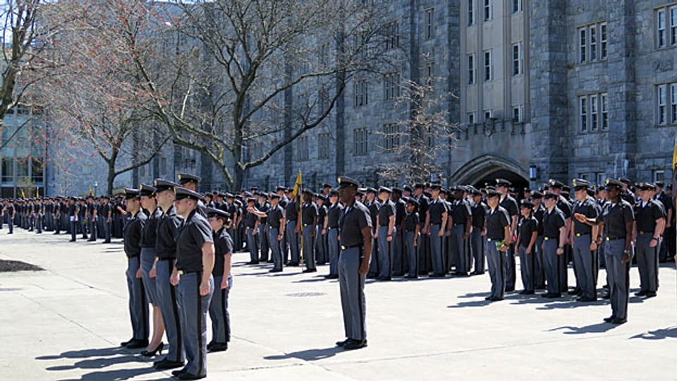 Jeden Mittag versammeln sich alle Kadetten und Kadettinnen von West Point.