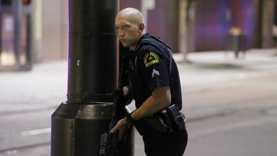 Nach Schüssen auf Polizeibeamte: Dallas ist Krisengebiet.