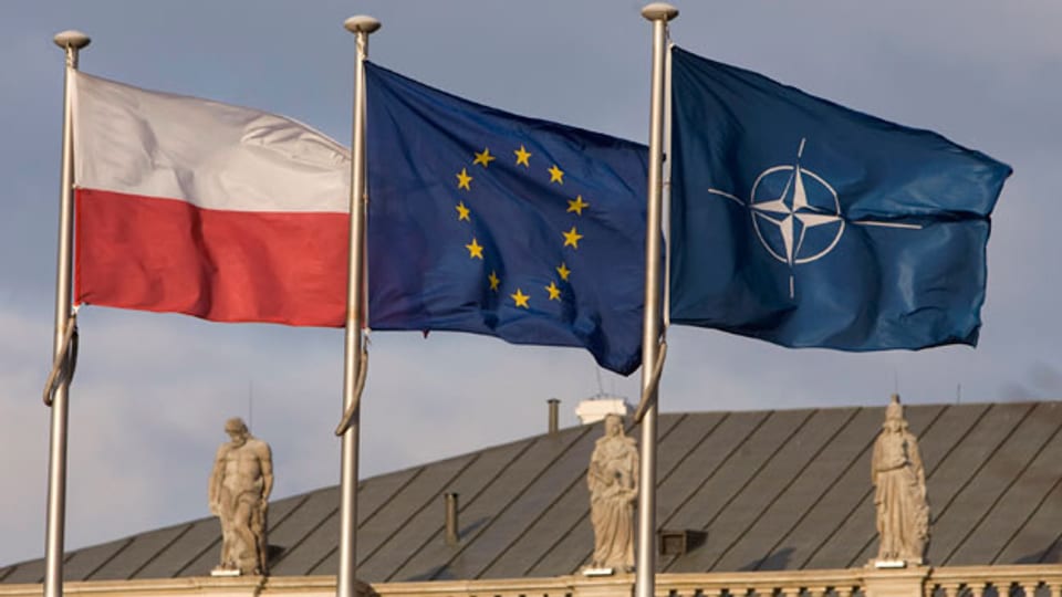 Die Flaggen von Polen, der EU und der Nato in Warschau (von links).