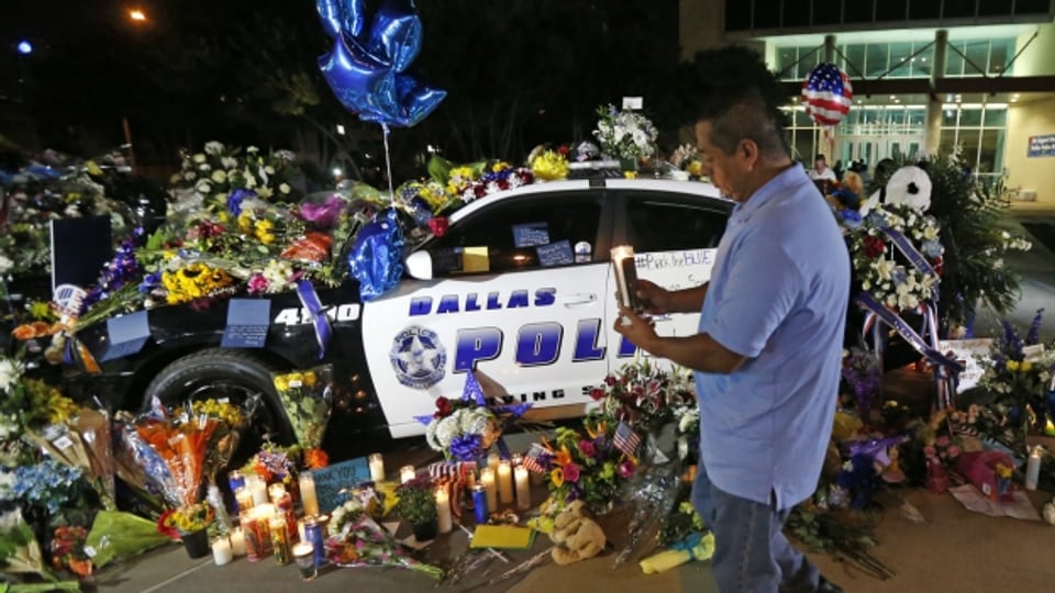 Grosse Anteilnahme für die fünf getöteten Polizisten in Dallas.