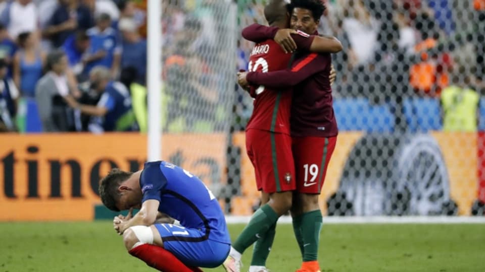 Die Portugiesen jubeln, die Franzosen sind fassungslos beim Abpfiff des EM-Finals 2016.