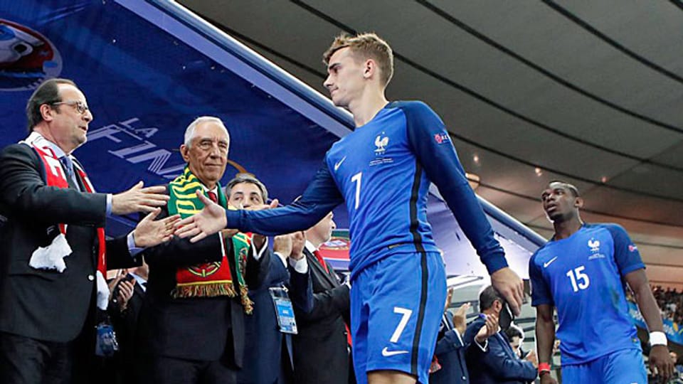 Präsidialer Händedruck für die Mitglieder von Frankreichs Fussball-Nationalmannschaft: François Hollande im Stade de France.