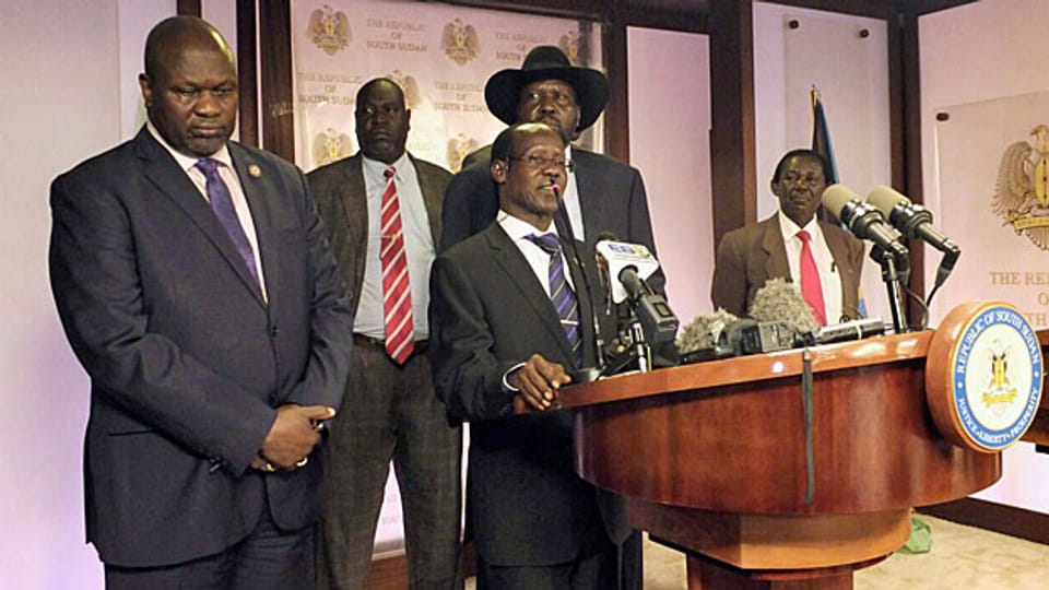 Südsudan: Was ist die Steigerung von Hoffungslosigkeit? Pressekonferenz der sudanesischen Regierung am 8. Juli in der Hauptstadt Juba. der erste Vizepräsident Riek Machar , links, Präsident Salva Kir, rechts, und der zweite Vizepräsident James Wani Igga, Mitte.