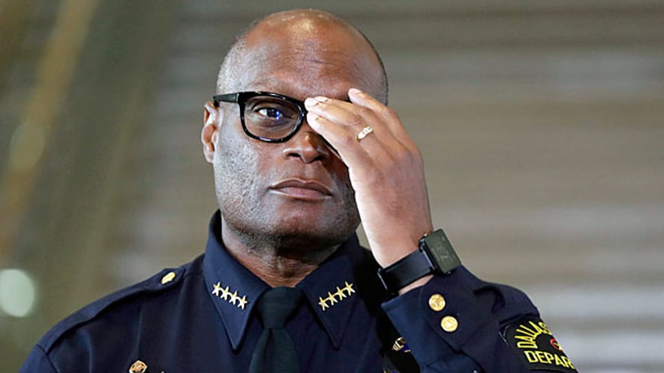 «Wir leiden, unser Berufsstand leidet. Wir sind untröstlich», sagte der afroamerikanische Polizeichef David Brown. «Die Polizei und die Bürger müssen zusammen- und nicht gegeneinander arbeiten.»
