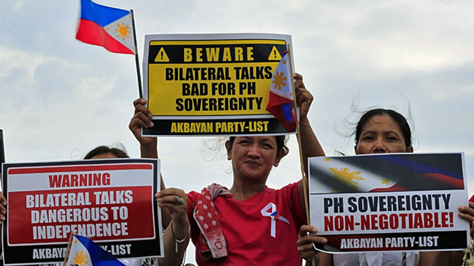 Der internationale Schiedshof in Den Haag hat in ihrem Sinn entschieden: Philippinische Aktivistinnen in Manila.