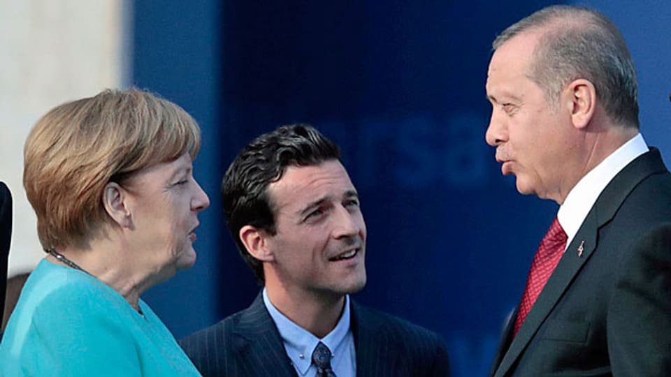 Präsident Erdogan betreibt ganz offen Innenpolitik in Deutschland: Als Reaktion auf Armenien-Resolution des Bundestag Ende Mai ist eine deutschlandweite deutsch-türkische Partei gegründet worden. Bild: Angela Merkel und Recep Tayyip Erdogan am Rande des NATO-Gipfels in Warschau.