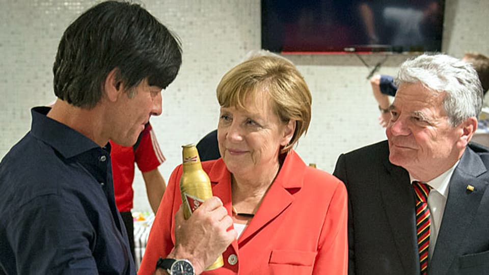 Fussball und Politik werden in Deutschland leidenschaftlich gerne bemüht. Das Schöne ist: Sie können stimmen, müssen aber nicht. Bild: Jogi Löw, Trainer der deutschen Fussball-Nationalmannschaft spricht am 13. Juli 2014 mit Bundeskanzlerin Angela Merkel und Bundespräsident Joachim Gauck.
