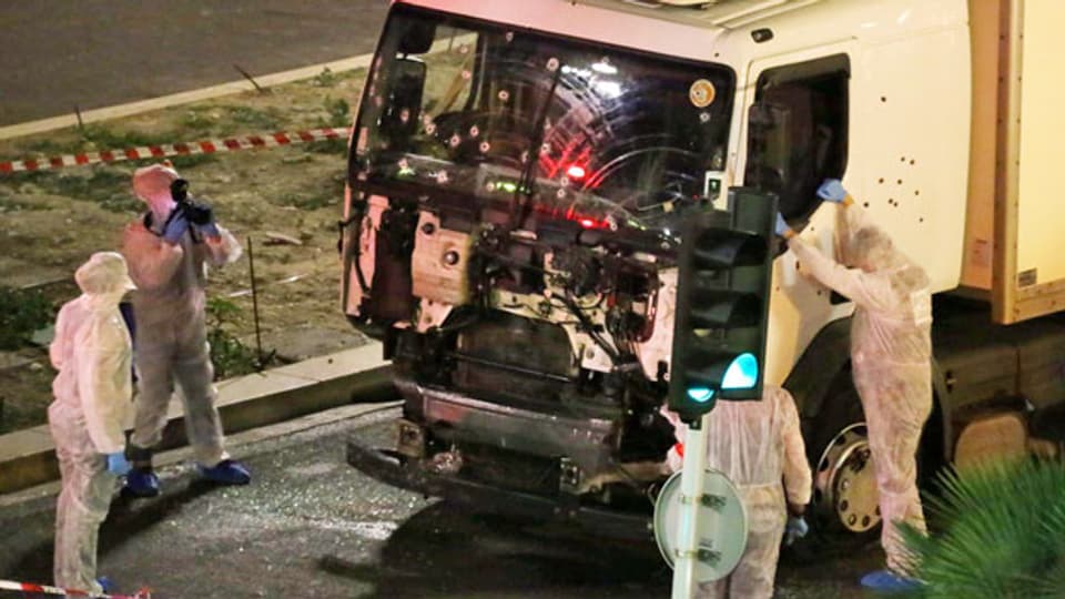 Der Lastwagen, mit dem in Nizza über 80 Menschen getötet wurden, wird untersucht.