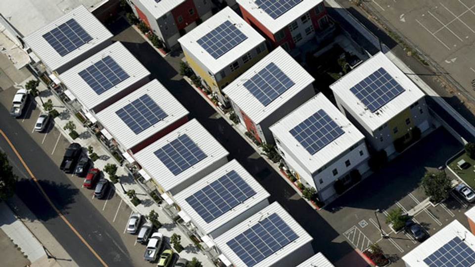 Solarpanels auf den Dächern von Wohnhäusern in Fresno, Kalifornien.