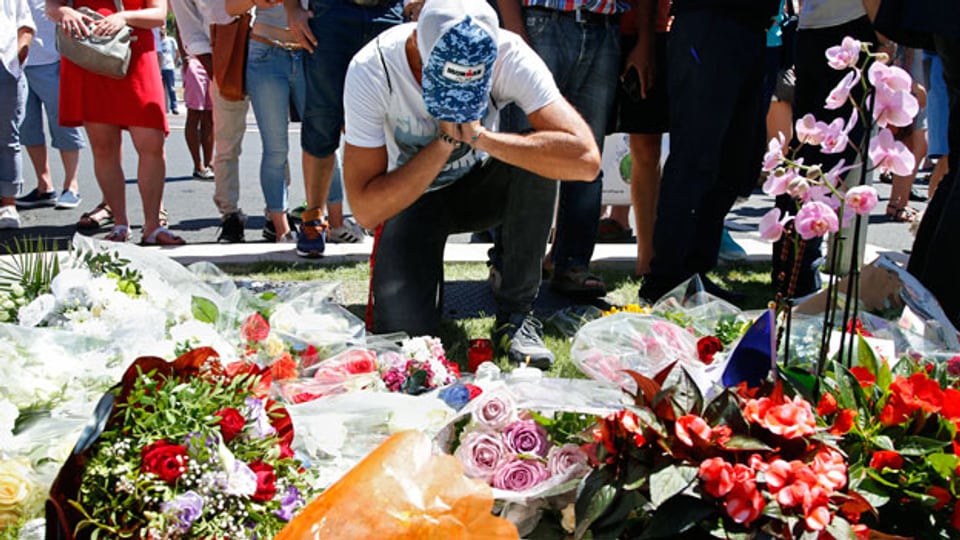 Trauer und Entsetzen in Nizza. Vielerorts werden Blumen niedergelegt im Gedenken an die Getöteten.