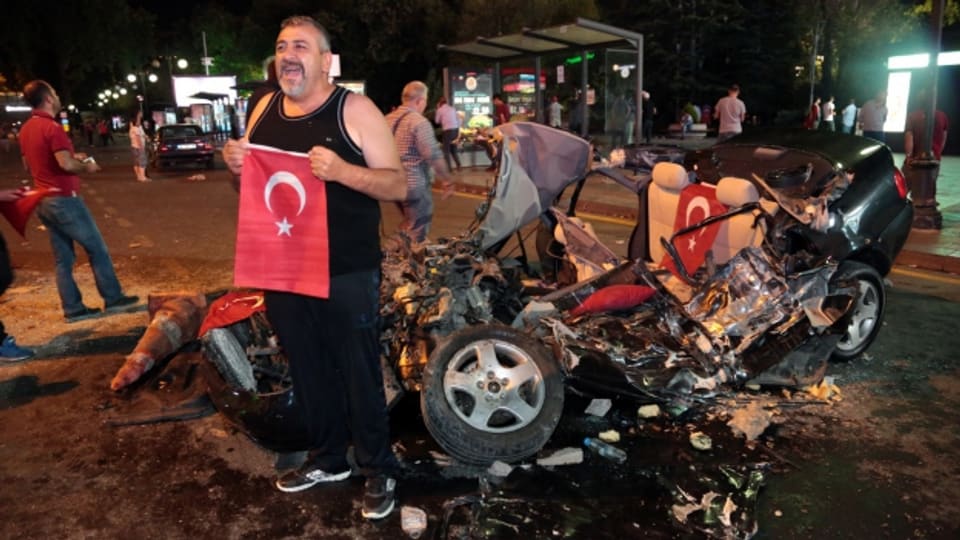 Der Putschversuch war blutig: Panzer zertrümmerten ein Auto auf einer Brücke in Ankara.