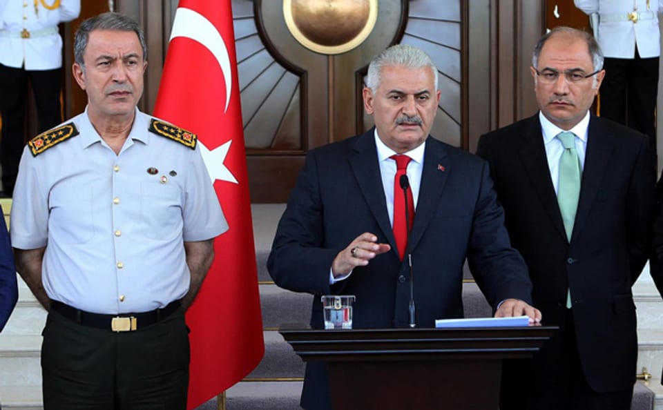 der türkische Ministerpräsident Yildirim, umrahmt von Generalstabschef Akar und Innenminister Ala