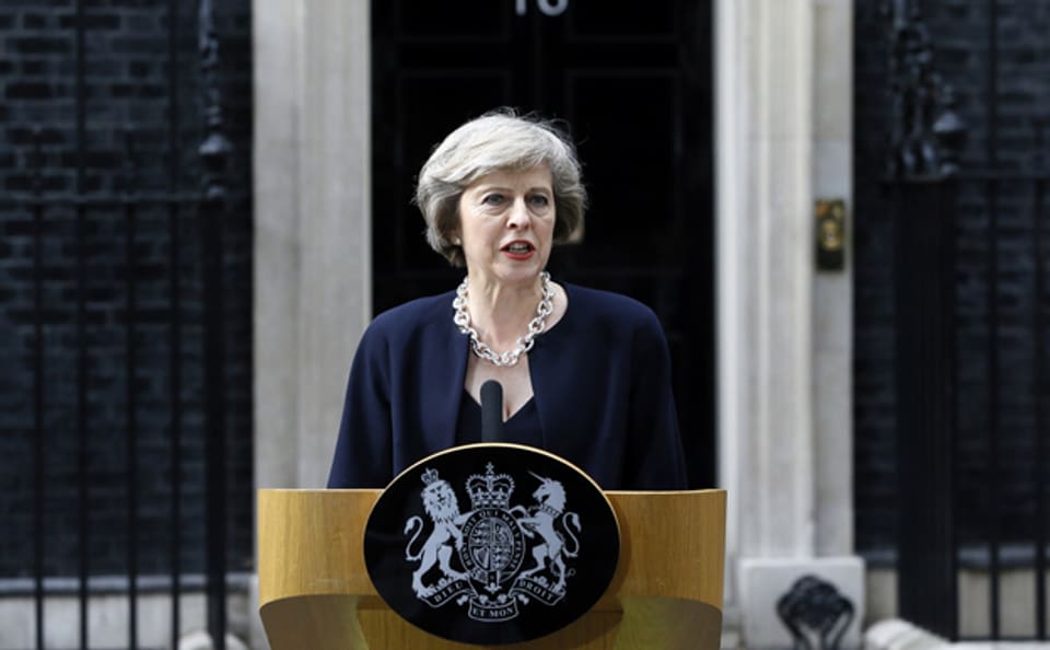 die neue britische Premierministerin bei einer Ansprache vor ihrem Amtssitz in der Downing Street Nr. 10