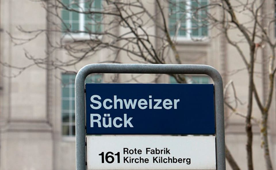 Bushaltestelle vor dem Hauptgebäude der Swiss Re in Zürich