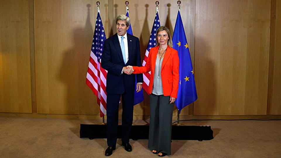 Die Angst der EU und der USA vor mehr Erdogan und weniger Rechtsstaat in der Türkei. Bild: John Kerry und Federica Mogherini am Montagmorgen in Brüssel.