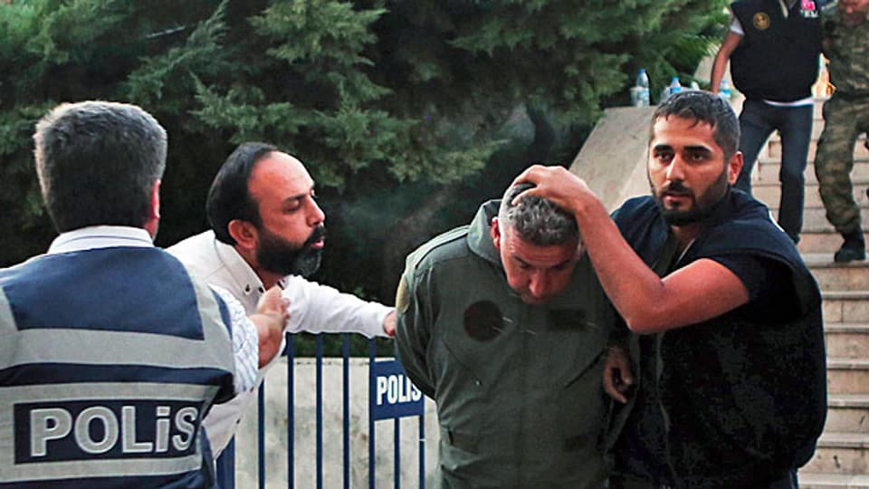 Die Verhaftung eines türkischen Armeeangehörigen am Sonntag in Mugla an der türkischen Mittelmeerküste.