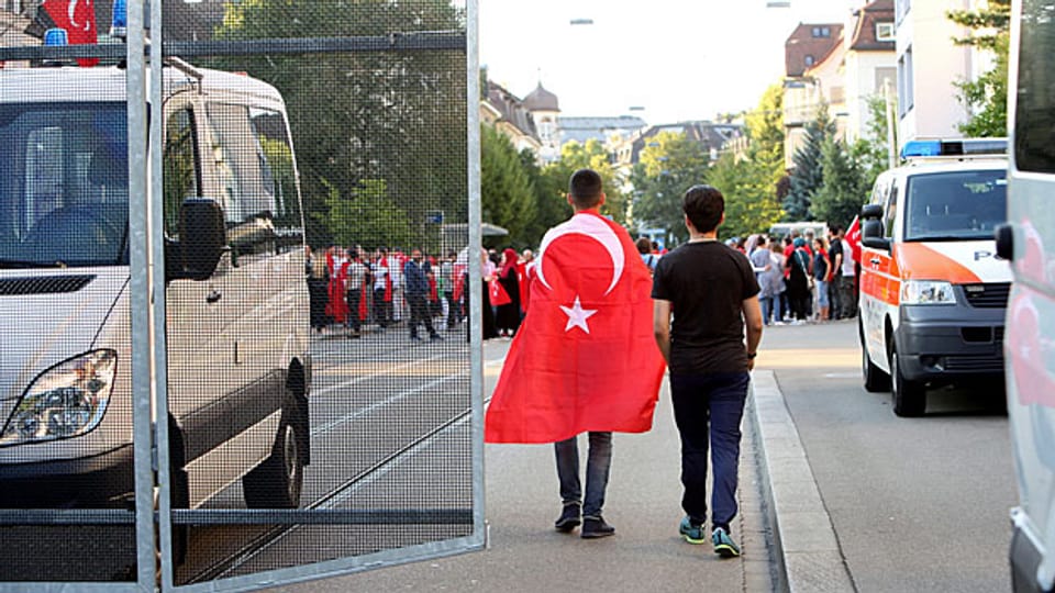 Die Ereignisse in der Türkei beschäfigen türkische Staatsbürger in der Schweiz – und die Polarisierung nimmt zu. Vor der türkischen Botschaft in Bern demonstrierten am Samstag etwa 200 Türken für Präsident Erdogan.