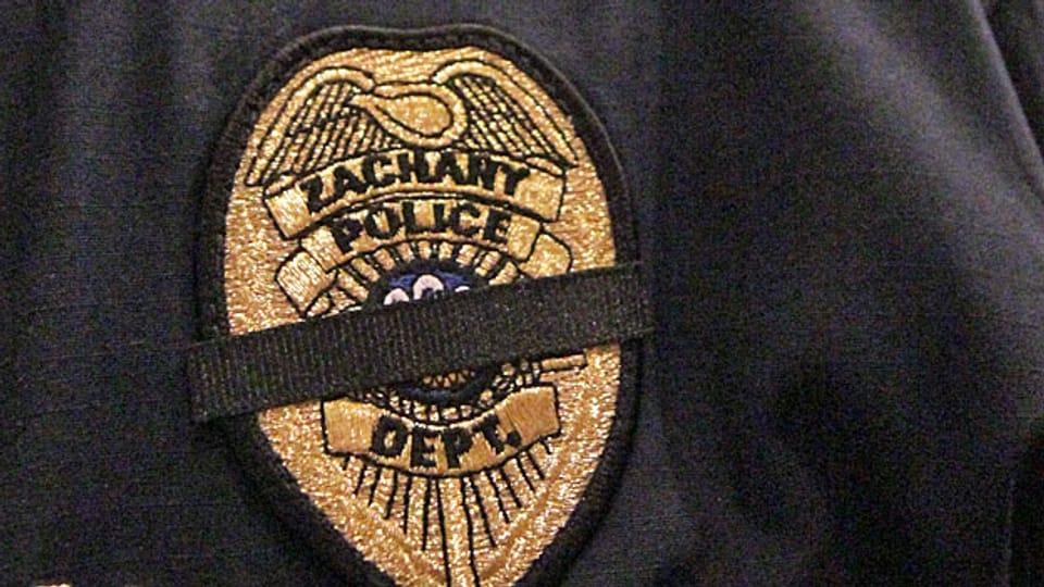 Schwarzes Trauerband über dem Emblem auf der Uniform eines Polizisten in Baton Rouge.