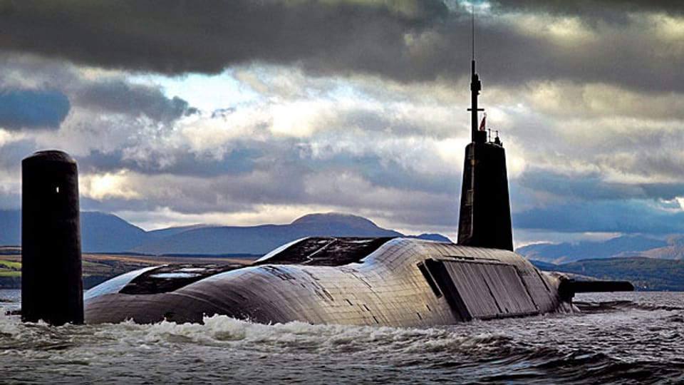 Eines der vier britischen Atom-U-Boote, die HMS Vengeance, vor der schottischen Küste.