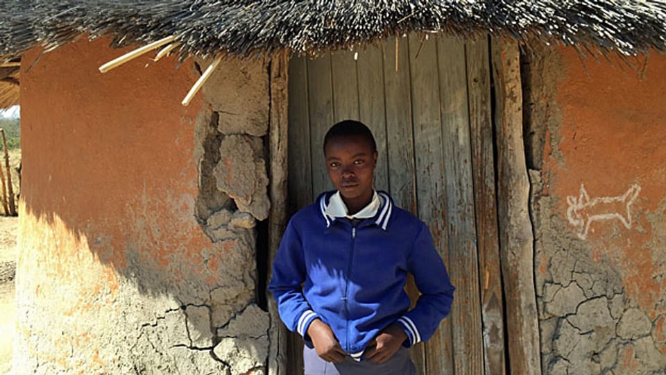 Aids frisst in vielen Ländern Afrikas das vielgepriesene Wachstum. Aids verschärft das Elend und zerstört oft die Gesellschaft. Simbabwe hat die fünfthöchste Infektionsrate Afrikas. Bild: Die 15-jährige Zanele vor ihrem Haus.