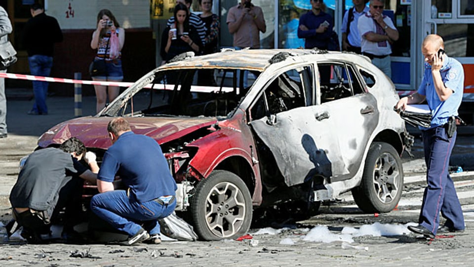 Als der Journalist Pawel Scheremet am Mittwoch mit dem Auto losfuhr, detonnierte eine Bombe. Bild: Zerstörtes Auto im Zentrum von Kiew.