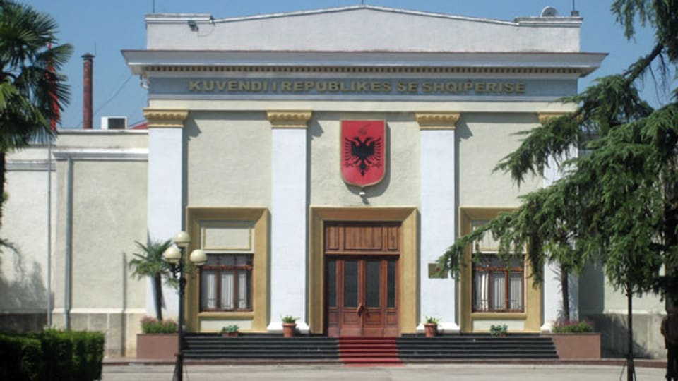 Das albanische Parlamentsgebäude in Tirana. Hier wurde am Donnerstag eine umfassende Justizreform beschlossen.