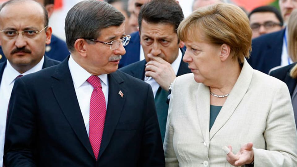 Ist das Flüchtlingsabkommen zwischen Griechenland und der EU nach dem jüngsten Putschversuch in der Türkei in Gefahr? Die deutsche Bundeskanzlerin Angela Merkel und der türkische Ministerpräsident Ahmet Davutoglu.