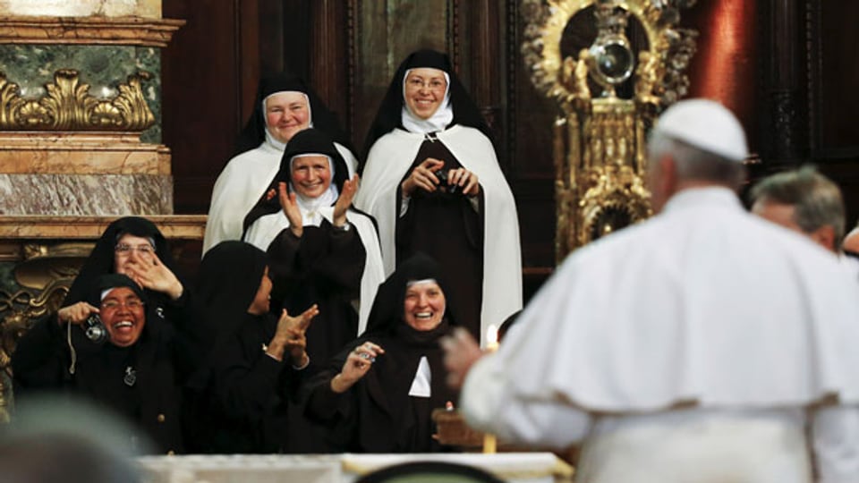 Italienische Nonnen feiern in Neapel den Besuch des Papstes.