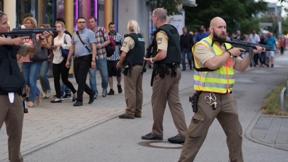 Die Münchner Polizei sichert nach der Schiesserei das Gelände ab