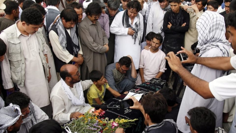 Beerdigung von Opfern des IS-Anschlags in Kabul.